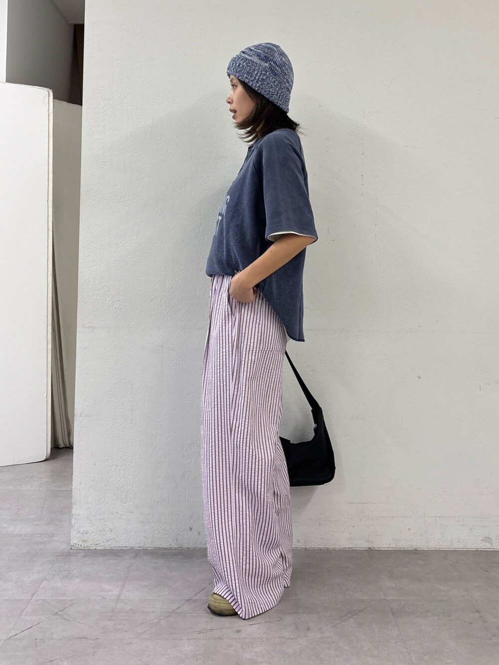 ブルー系のTシャツ/カットソー、ピンク系のその他パンツ、ブラック系のショルダーバッグを着用したレディースの春コーディネートの3枚目の写真