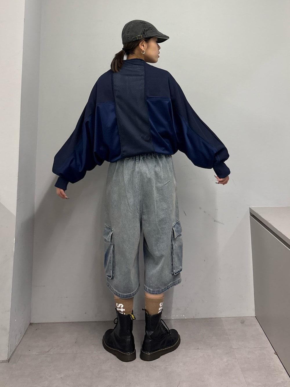 ホワイト系のTシャツ/カットソー、ブルー系のスカート、ブルー系のその他パンツを着用したレディースの春コーディネートの4枚目の写真