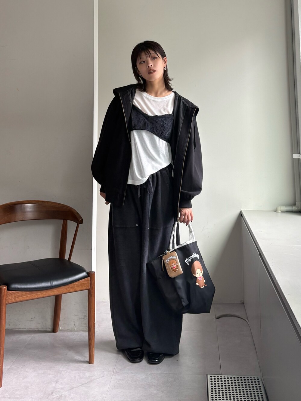 ホワイト系のTシャツ/カットソー、ブラック系のスウェットパンツ、ブラック系のショルダーバッグを着用したレディースの春コーディネートの2枚目の写真