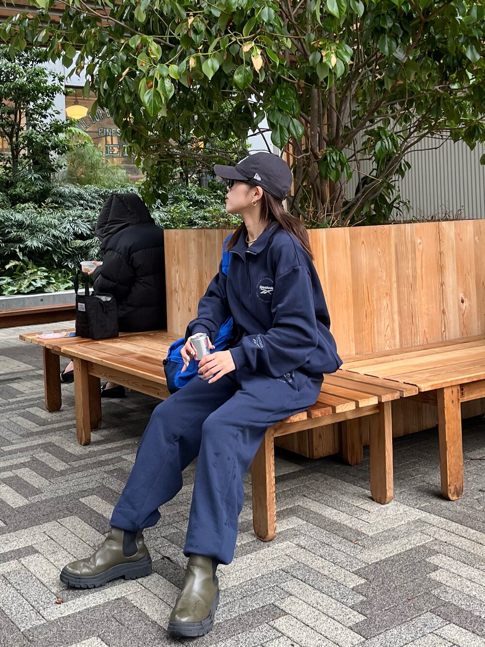 ブルー系のスウェット、ブルー系のスウェットパンツ、ブルー系のバックパック/リュックを着用したレディースの春コーディネートの3枚目の写真