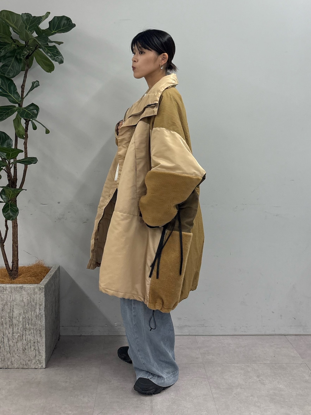 ブルー系のデニムパンツ、イエロー系のモッズコート、グレー系のスウェットを着用したレディースの秋コーディネートの2枚目の写真