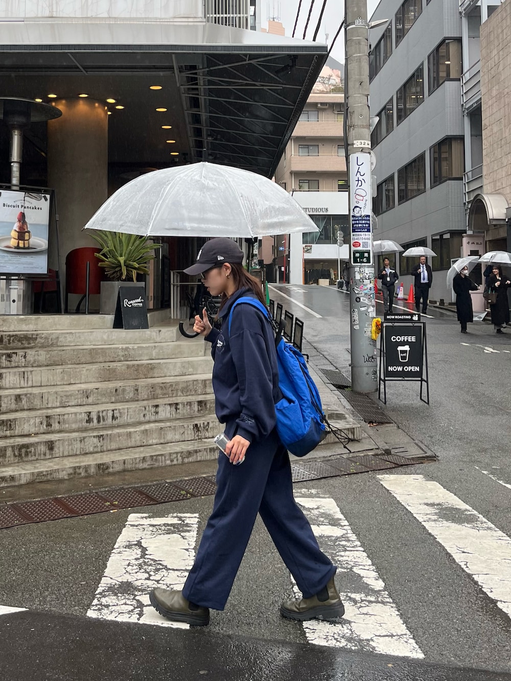 ブルー系のスウェット、ブルー系のスウェットパンツ、ブルー系のバックパック/リュックを着用したレディースの春コーディネートの2枚目の写真