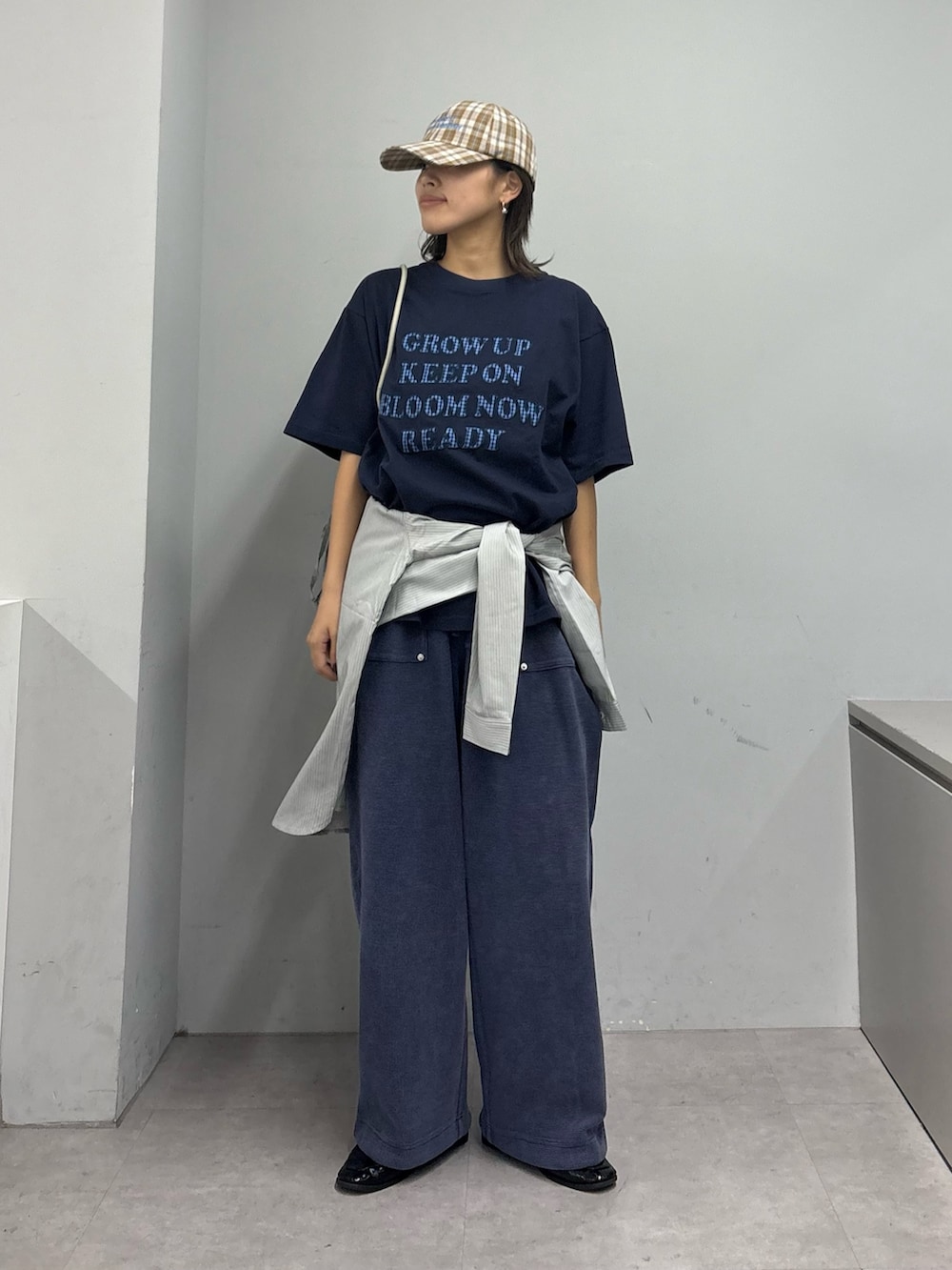 ブルー系のスウェットパンツ、ブルー系のTシャツ/カットソー、グレー系のシャツ/ブラウスを着用したレディースの春コーディネートの2枚目の写真