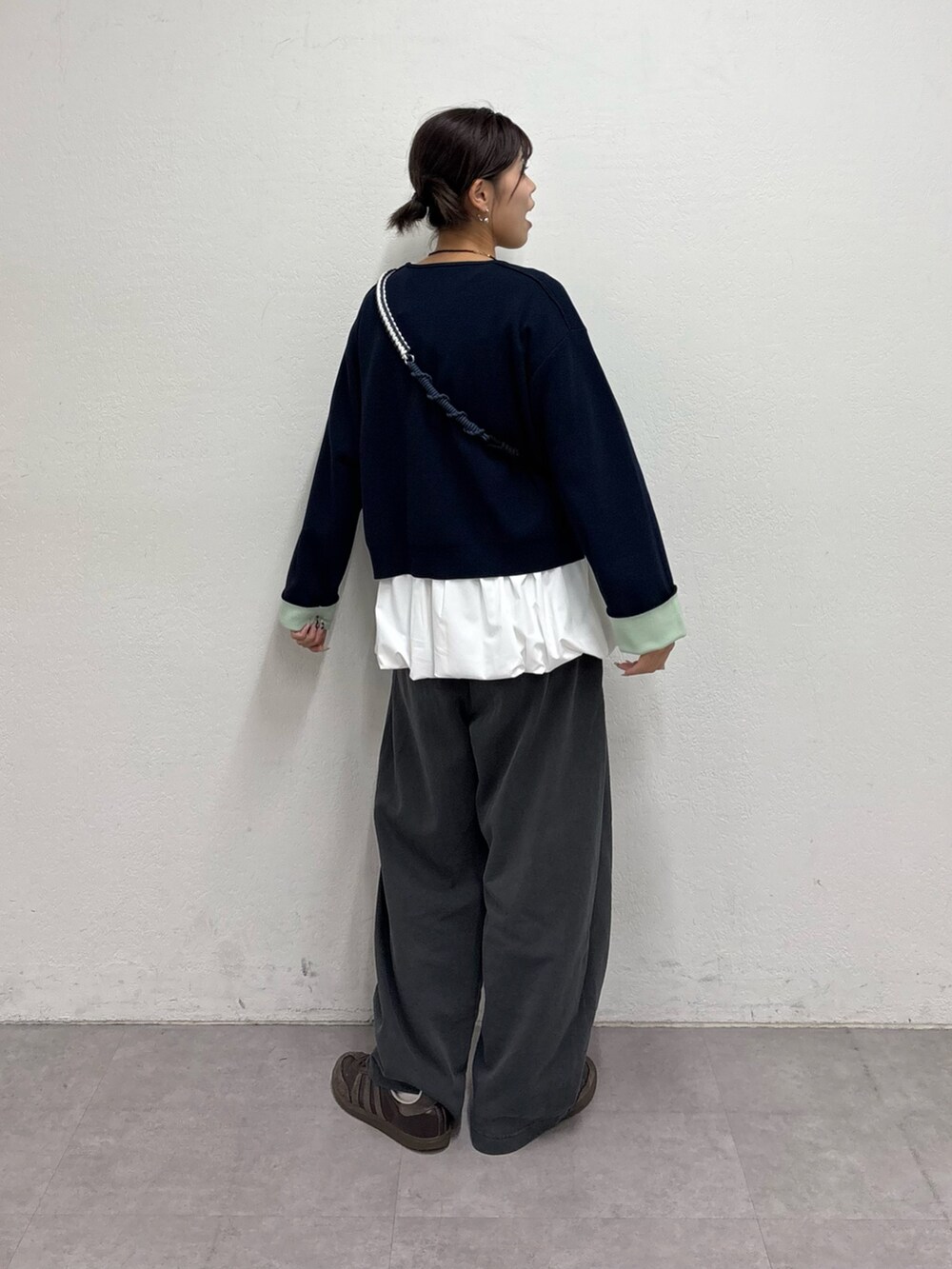 ブルー系のカーディガン/ボレロ、ホワイト系のTシャツ/カットソー、グレー系のその他パンツを着用したレディースの冬コーディネートの3枚目の写真