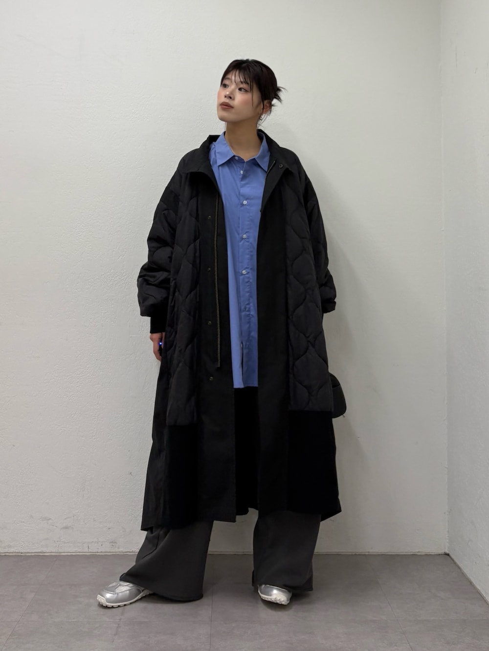 ブラック系のモッズコート、ブルー系のシャツ/ブラウス、グレー系のスウェットパンツを着用したレディースの冬コーディネートの2枚目の写真