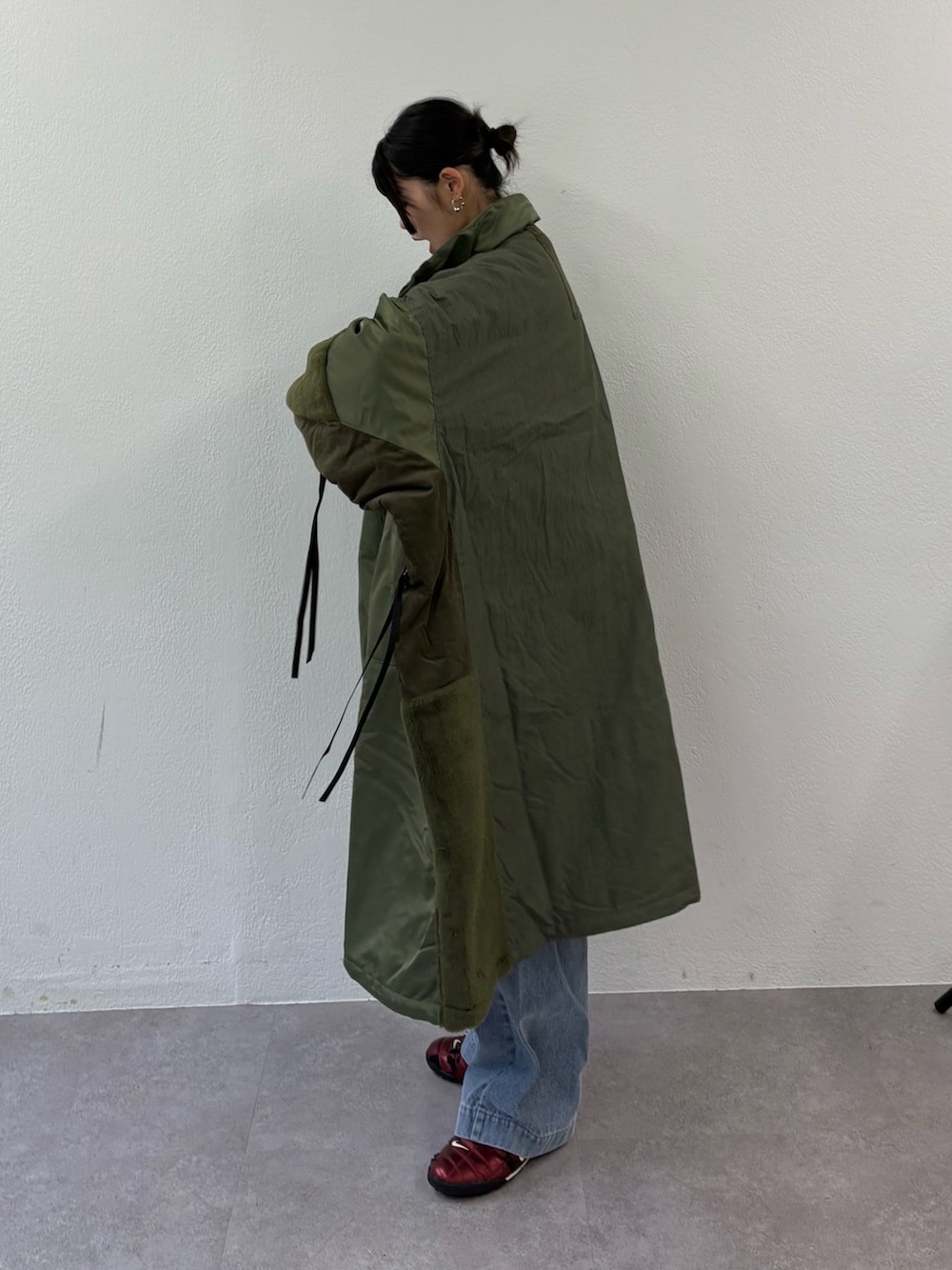 ブルー系のデニムパンツ、ホワイト系のスウェット、ブルー系のシャツ/ブラウスを着用したレディースの秋コーディネートの2枚目の写真