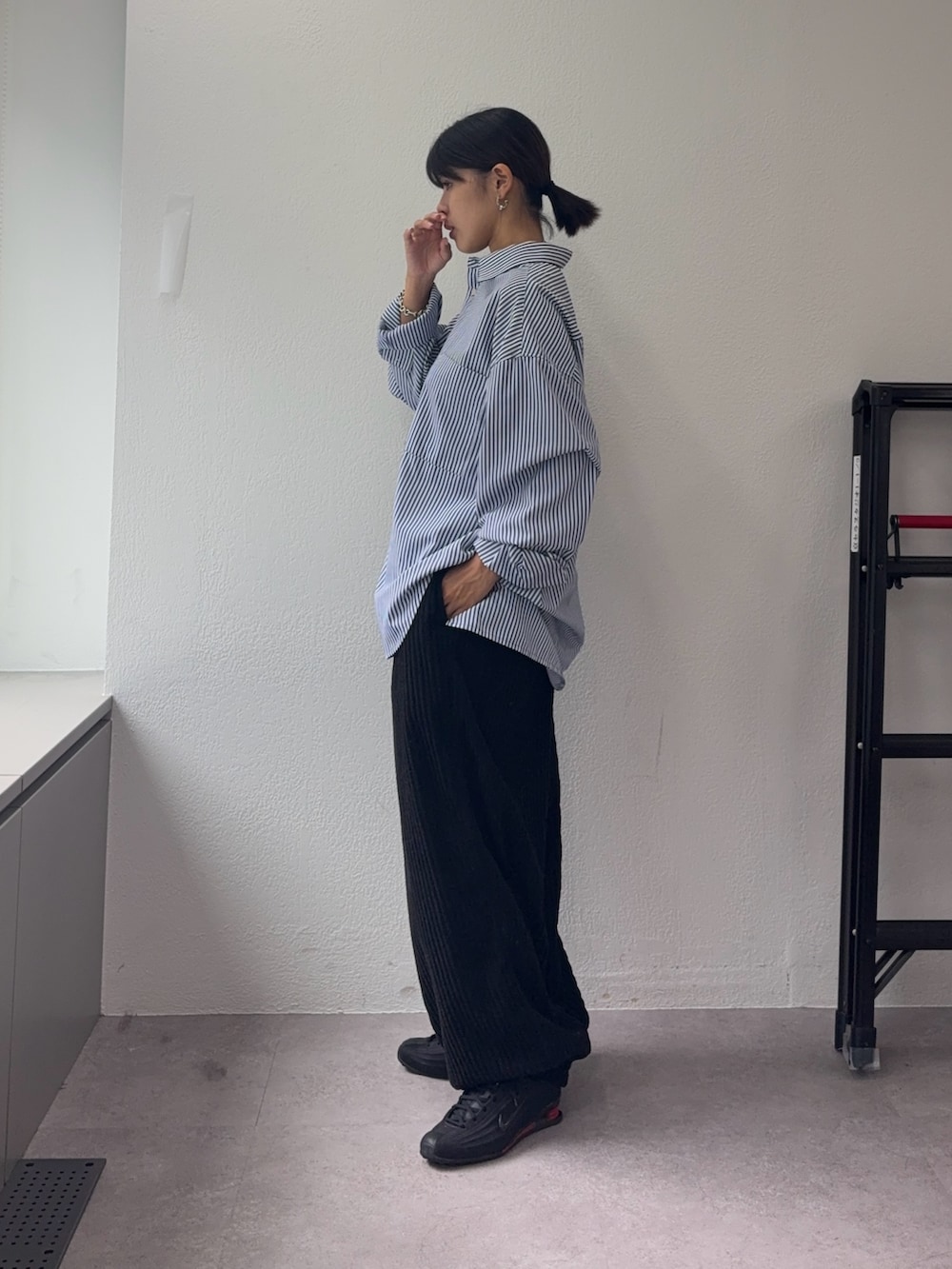 ブラック系のその他パンツ、ブルー系のシャツ/ブラウスを着用したレディースの秋コーディネートの2枚目の写真