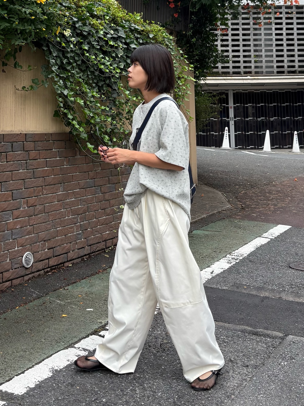 グレー系のTシャツ/カットソー、ホワイト系のその他パンツ、ブルー系のショルダーバッグを着用したレディースの夏コーディネートの2枚目の写真