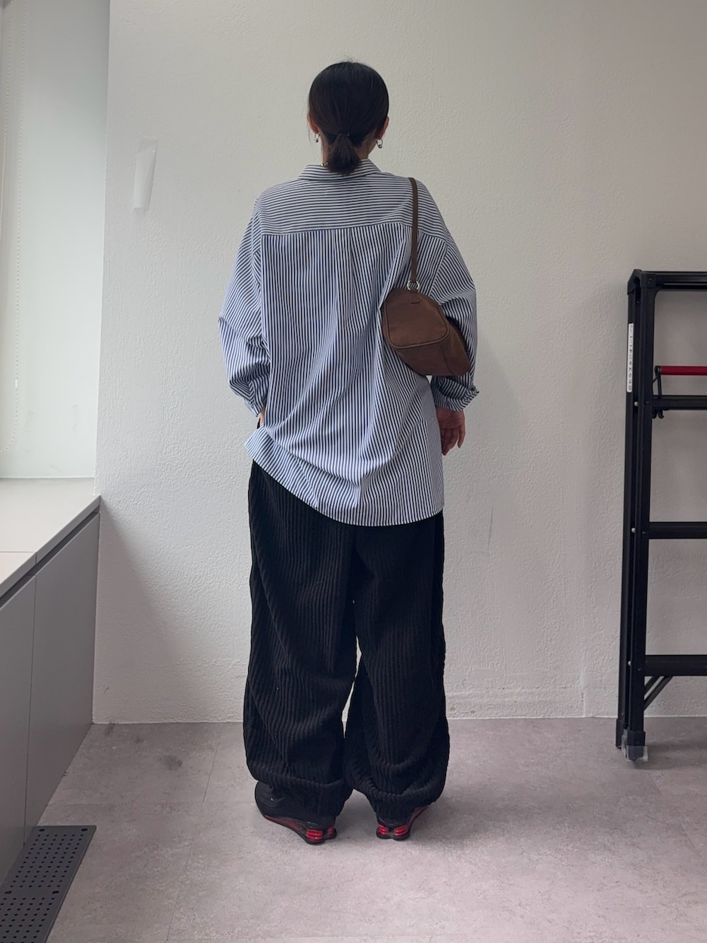 ブラック系のその他パンツ、ブルー系のシャツ/ブラウスを着用したレディースの秋コーディネートの3枚目の写真