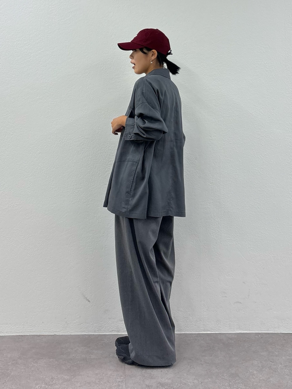「セットあっぷ、セット、セットアップ、セットアップスタイル、秋服、秋のコーデ、キレイめコーデ、オトナカワイイ、大人ファッション、おしゃれさんと繋がりたい、おでかけコーデ、初秋のパンツスタイル、お洒落さんとつながりたい、今日のコーデ、大人コーデ」｜「CIAOPANIC TYPYのひんやりテンセルオーバーシャツ（シャツ/ブラウス、グレー系）」を使った、kkyn78さん（レディース・159cm）の秋コーディネートの4枚目の写真