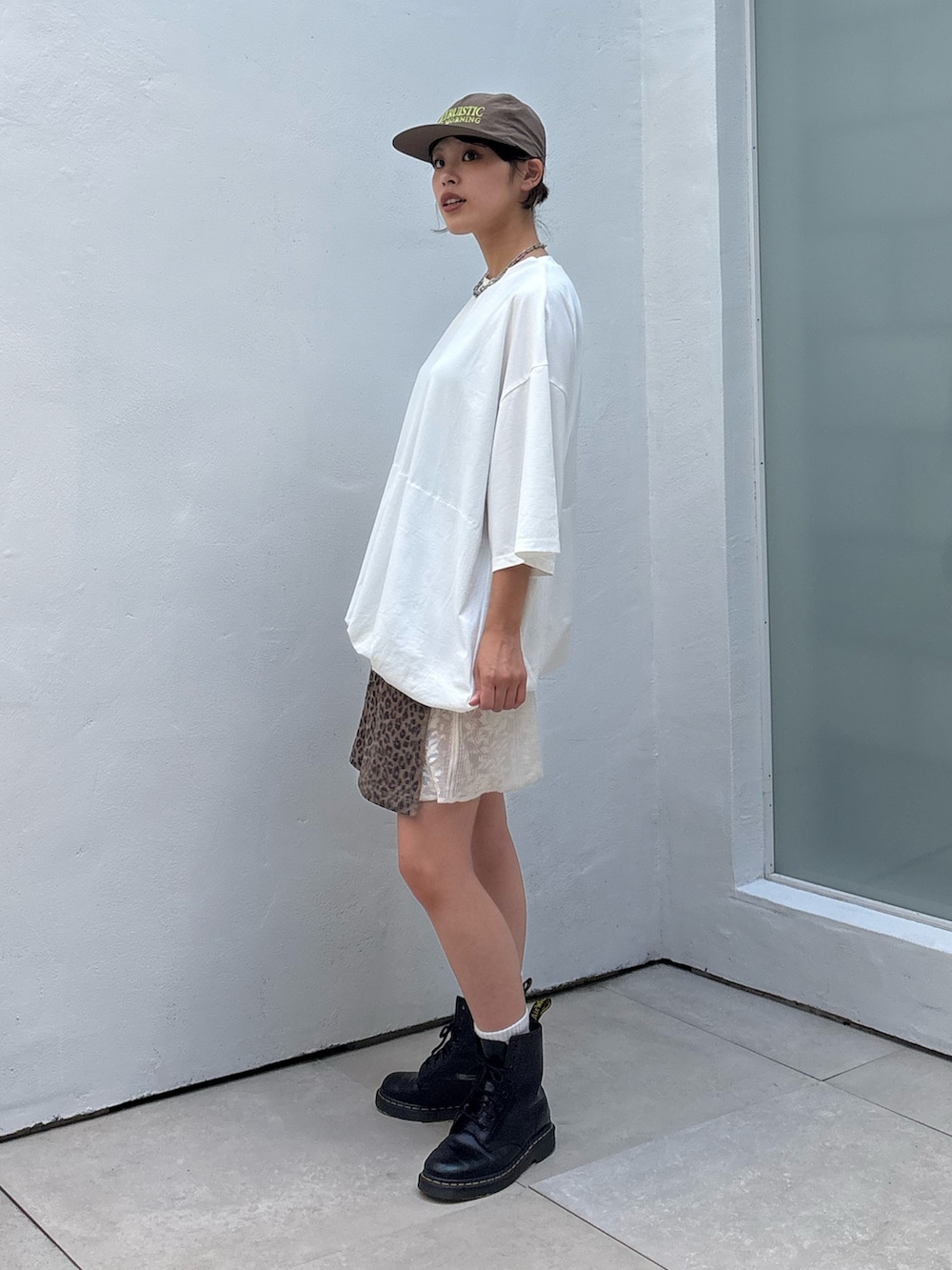 ホワイト系のTシャツ/カットソー、ブラウン系のスウェットパンツ、グリーン系のキャップを着用したレディースの夏コーディネートの2枚目の写真