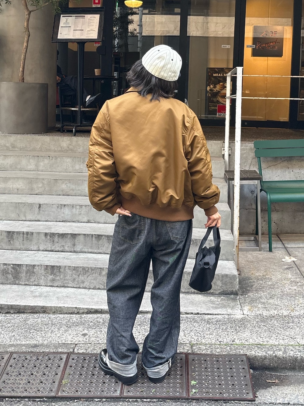 イエロー系のMA-1、ブラック系のトートバッグを着用したレディースの秋コーディネートの5枚目の写真