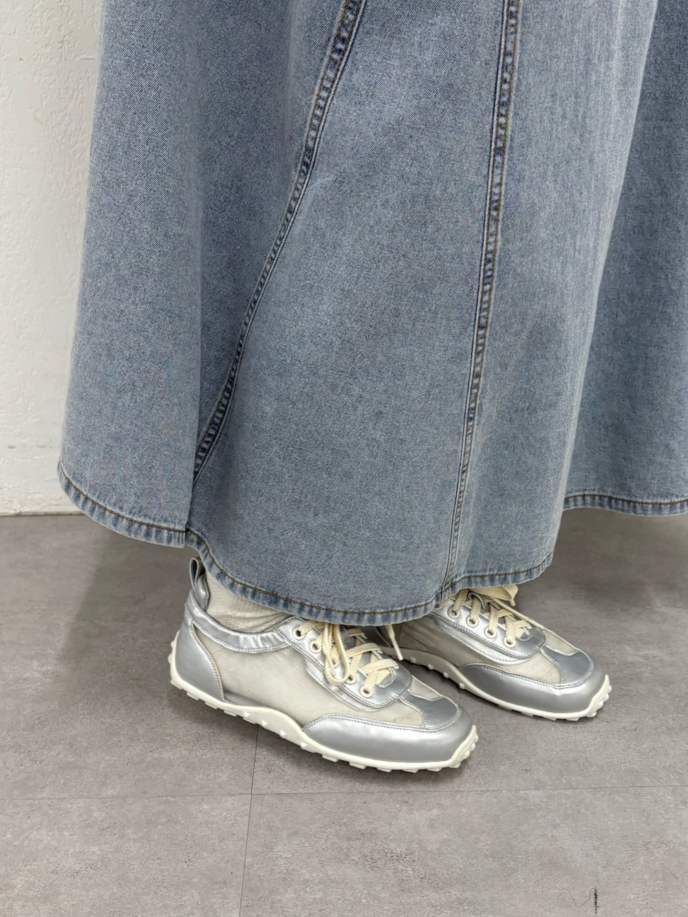 グレー系のTシャツ/カットソー、ブルー系のスカート、グレー系のTシャツ/カットソーを着用したレディースの春コーディネートの3枚目の写真