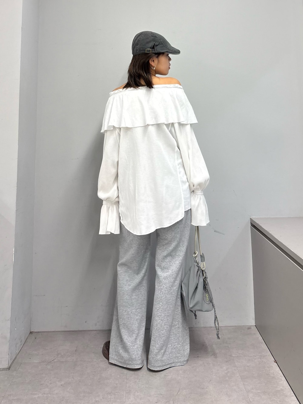 ホワイト系のTシャツ/カットソー、グレー系のその他パンツ、グレー系のショルダーバッグを着用したレディースの春コーディネートの3枚目の写真