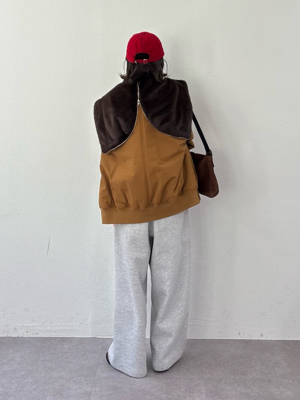 グレー系のその他パンツ、グレー系のスウェット、ブラウン系のショルダーバッグを着用したレディースの秋コーディネートの3枚目の写真