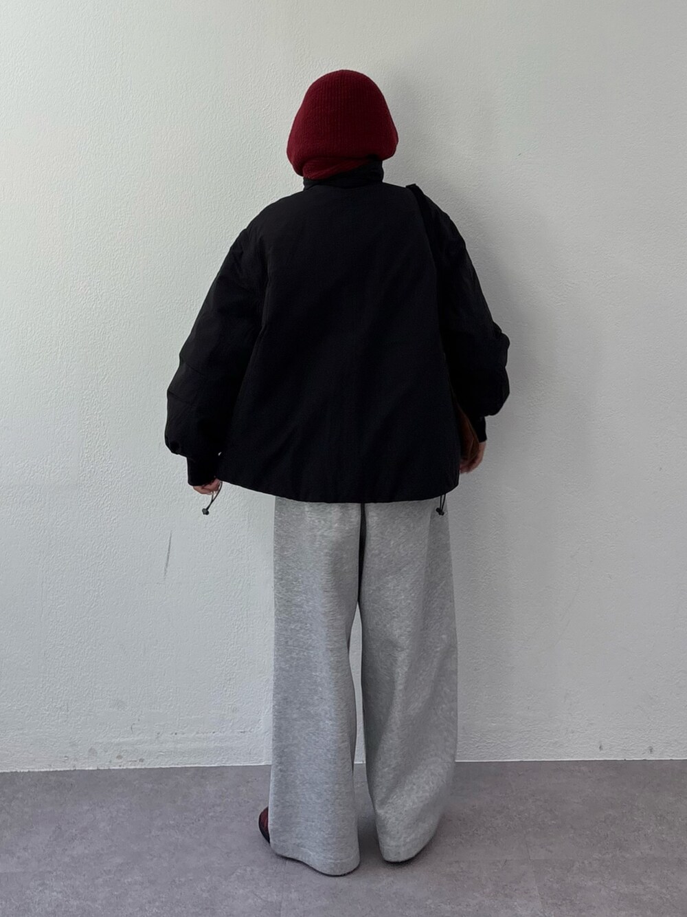 グレー系のその他パンツ、ブラック系のブルゾン、ブラウン系のショルダーバッグを着用したレディースの秋コーディネートの3枚目の写真