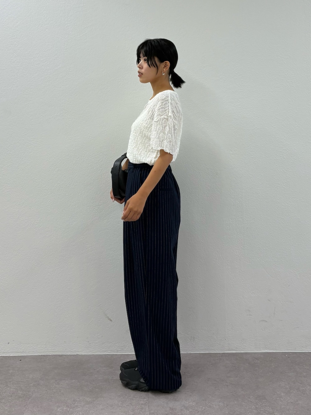 「秋服、秋のコーデ、オトナカワイイ、大人ファッション、キレイめコーデ、おしゃれさんと繋がりたい、おでかけコーデ、初秋のパンツスタイル、お洒落さんとつながりたい、今日のコーデ、大人コーデ、シンプル」｜「CIAOPANIC TYPYのシアーレース半袖メロウトップス（Tシャツ/カットソー、ホワイト系）」を使った、kkyn78さん（レディース・159cm）の秋コーディネートの3枚目の写真