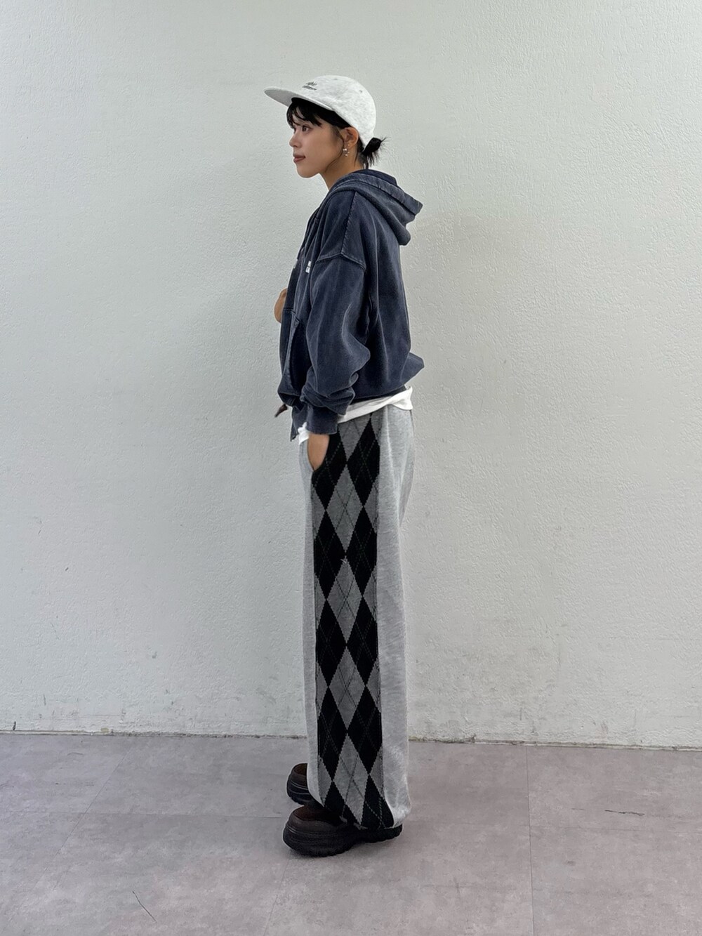 グレー系のパーカー、ホワイト系のTシャツ/カットソー、グレー系のその他パンツを着用したレディースの秋コーディネートの2枚目の写真