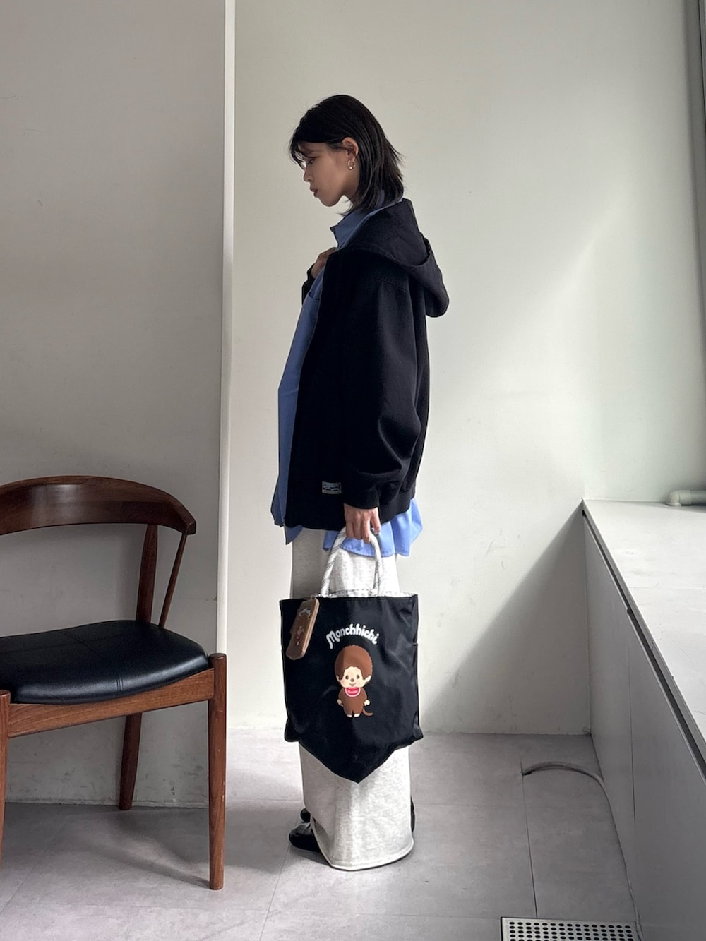 ブルー系のシャツ/ブラウス、ブラック系のデニムジャケット、ブラック系のショルダーバッグを着用したレディースの春コーディネートの3枚目の写真