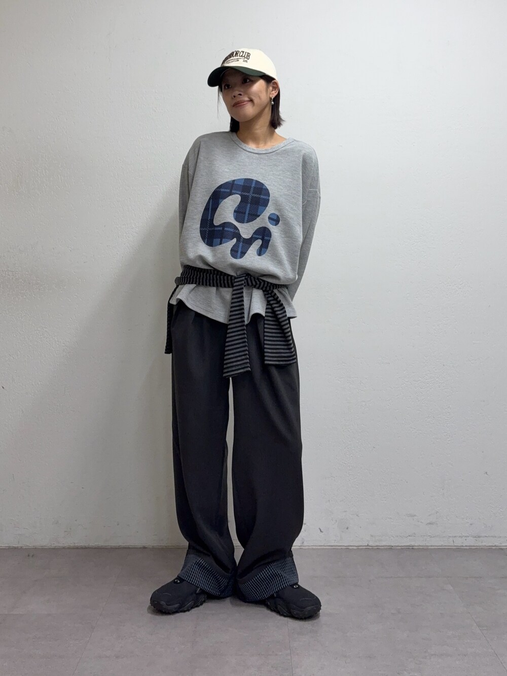 グレー系のその他パンツ、グレー系のTシャツ/カットソー、ブラック系のTシャツ/カットソーを着用したレディースの秋コーディネートの2枚目の写真