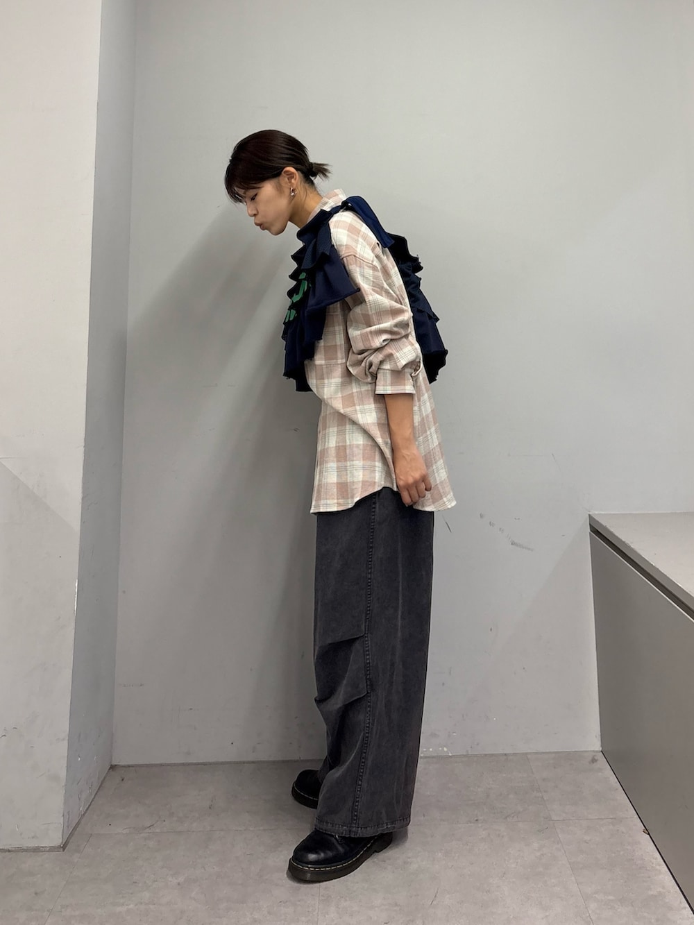 ブルー系のその他パンツ、ピンク系のシャツ/ブラウス、ブルー系のスカートを着用したレディースの春コーディネートの3枚目の写真