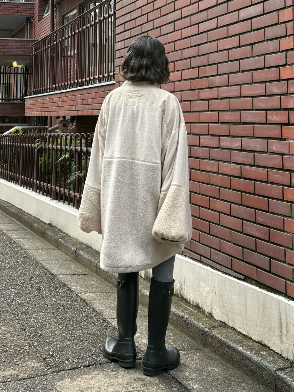 ホワイト系のブルゾン、ブラウン系のTシャツ/カットソーを着用したレディースの秋コーディネートの3枚目の写真