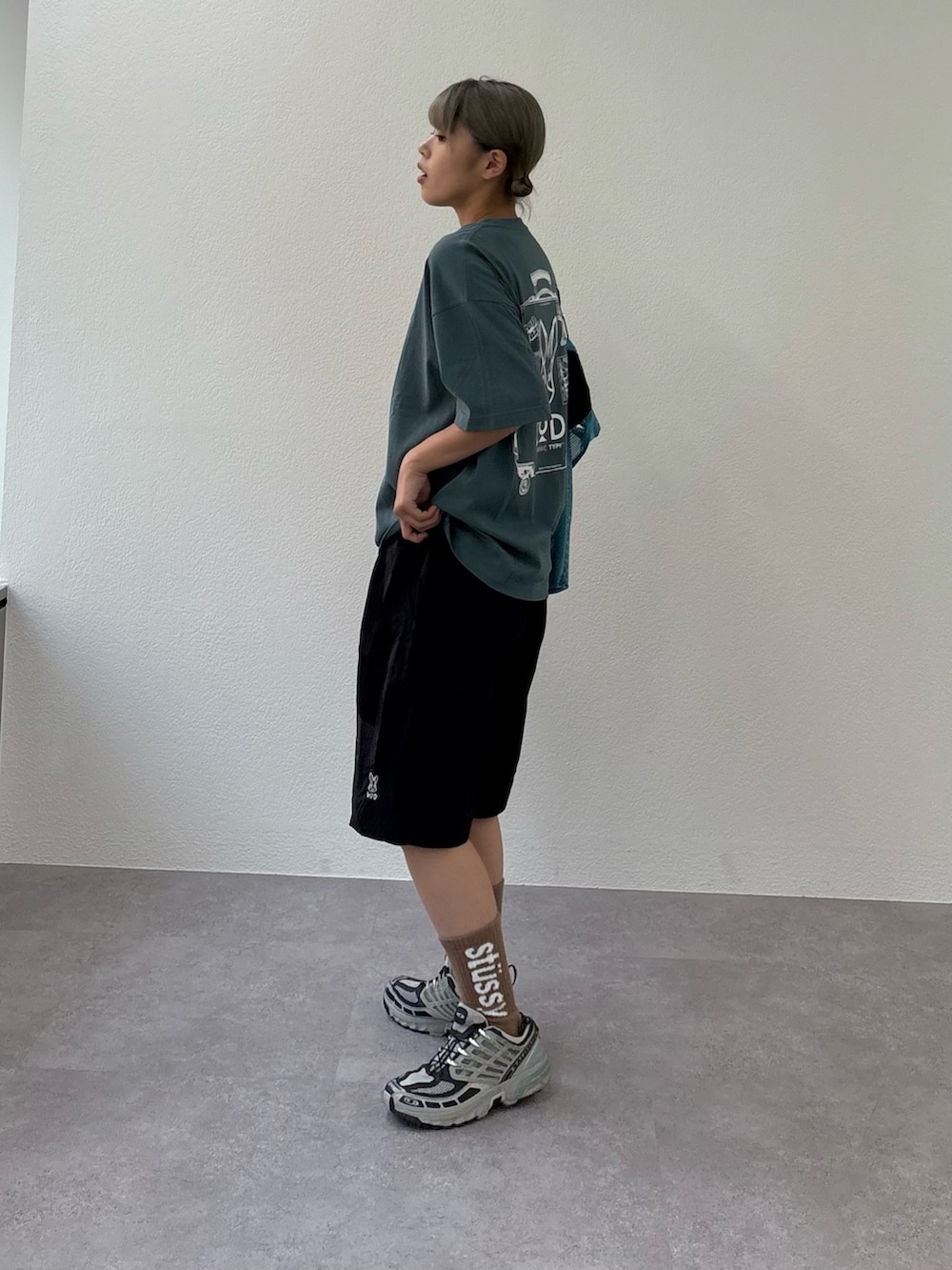 ブラック系のその他パンツ、ブルー系のTシャツ/カットソーを着用したレディースの春コーディネートの3枚目の写真