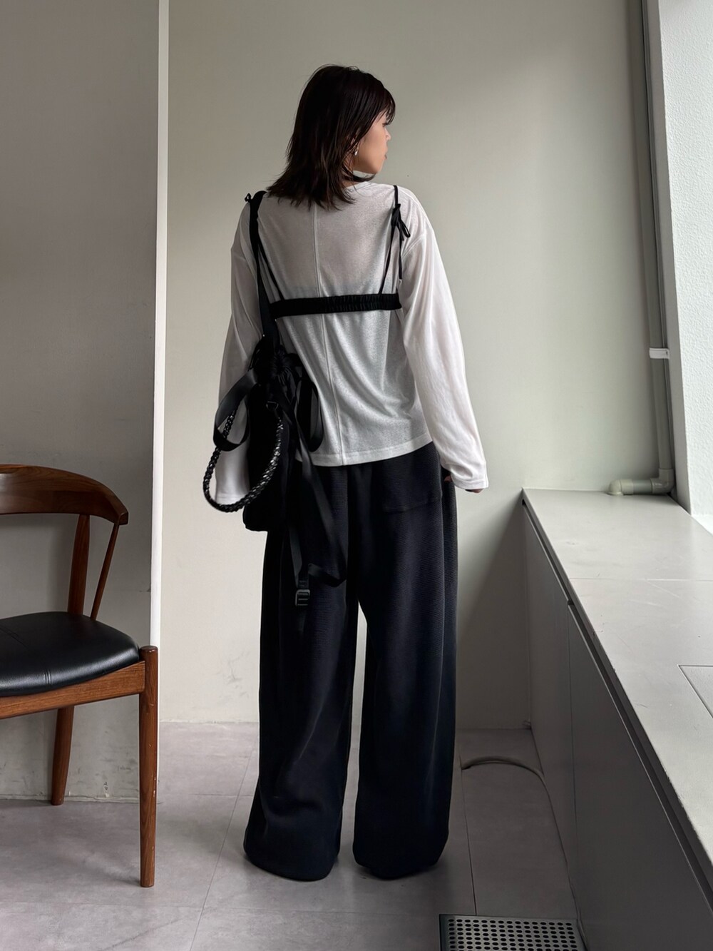 ブラック系のキャミソール、ブラック系のスウェットパンツ、ホワイト系のTシャツ/カットソーを着用したレディースの春コーディネートの3枚目の写真