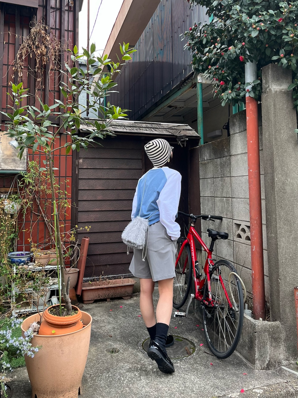 ブラック系のローファー、グレー系のショルダーバッグ、グレー系のその他パンツを着用したレディースの春コーディネートの3枚目の写真