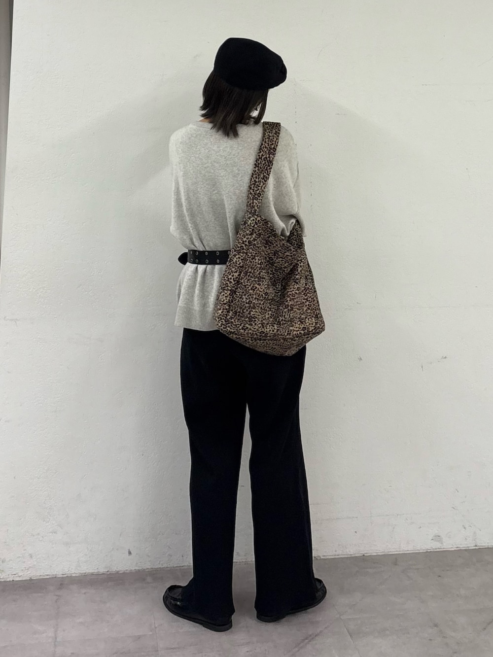 ホワイト系のニット/セーター、ブラック系のその他パンツ、ベージュ系のトートバッグを着用したレディースの秋コーディネートの3枚目の写真