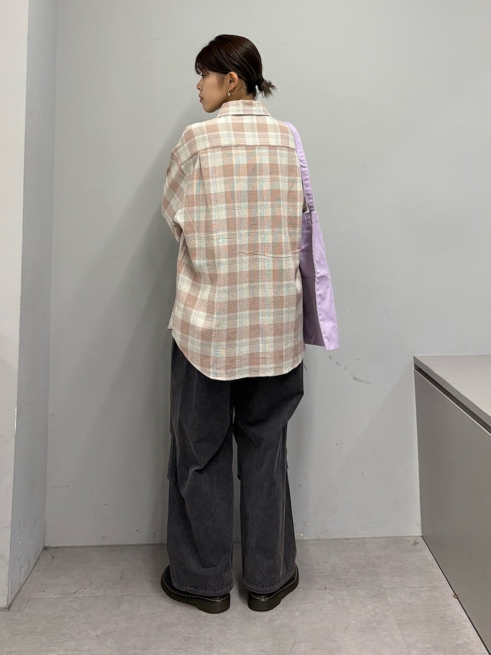 ピンク系のシャツ/ブラウス、ブルー系のその他パンツ、パープル系のトートバッグを着用したレディースの春コーディネートの3枚目の写真