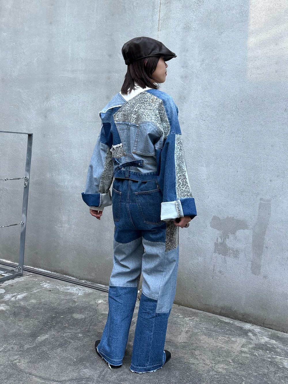 ブルー系のブルゾン、ブルー系のデニムパンツ、ブラック系のブーツを着用したレディースの冬コーディネートの2枚目の写真