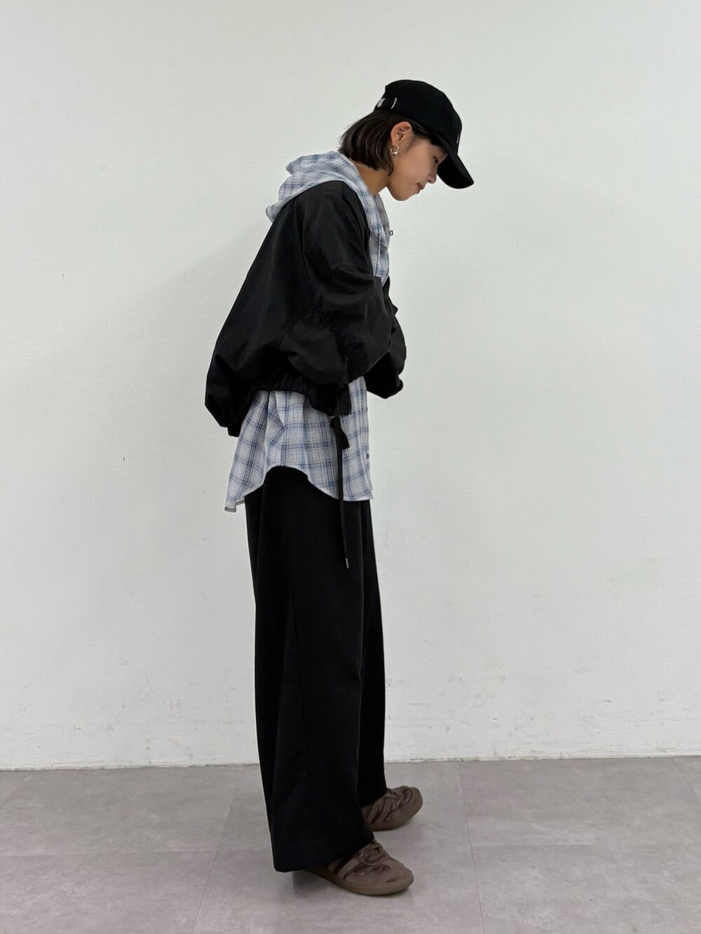 ブルー系のシャツ/ブラウス、ブラック系のブルゾン、ブラック系のデニムパンツを着用したレディースの秋コーディネートの2枚目の写真