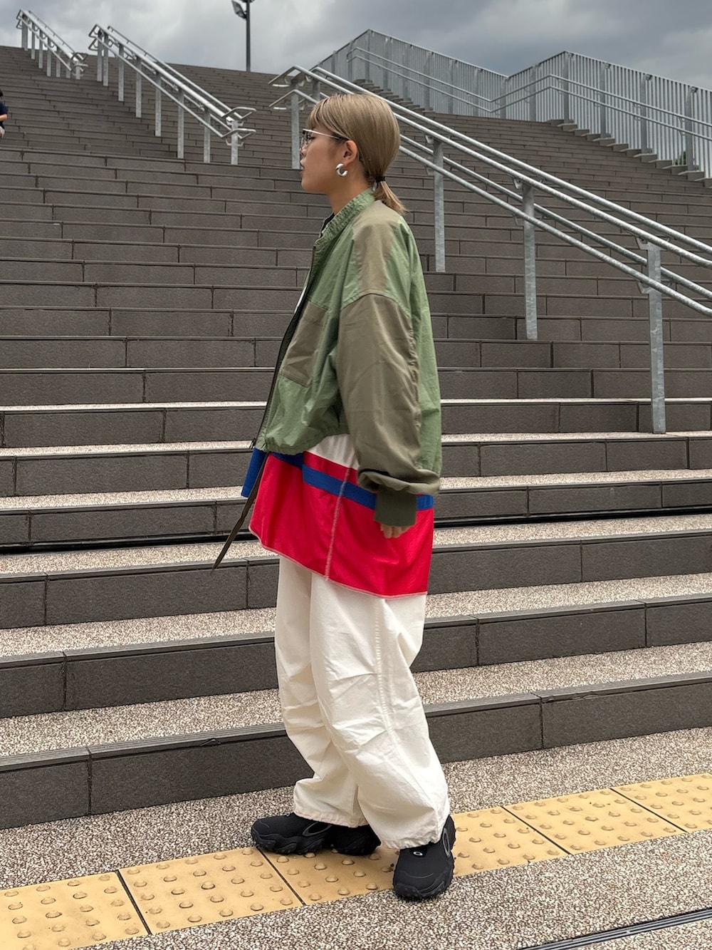 ホワイト系のTシャツ/カットソー、グリーン系のブルゾン、ホワイト系のカーゴパンツを着用したレディースの秋コーディネートの3枚目の写真