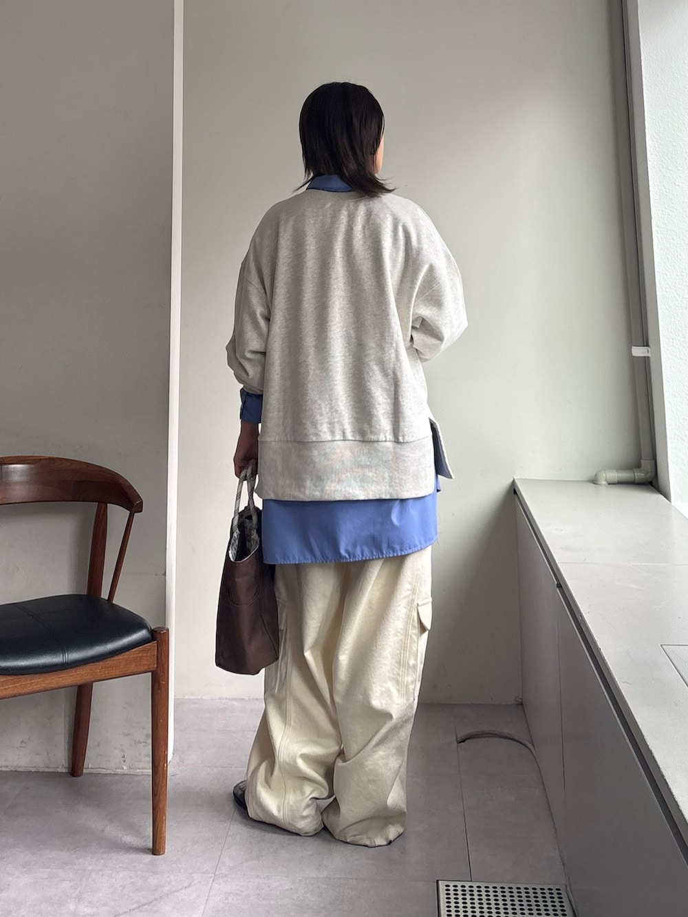 ホワイト系のスウェット、ブルー系のシャツ/ブラウス、ブラウン系のショルダーバッグを着用したレディースの春コーディネートの4枚目の写真