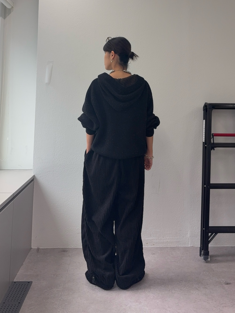 ブラック系のパーカー、ブラック系のその他パンツ、ブラック系のその他シューズを着用したレディースの秋コーディネートの3枚目の写真