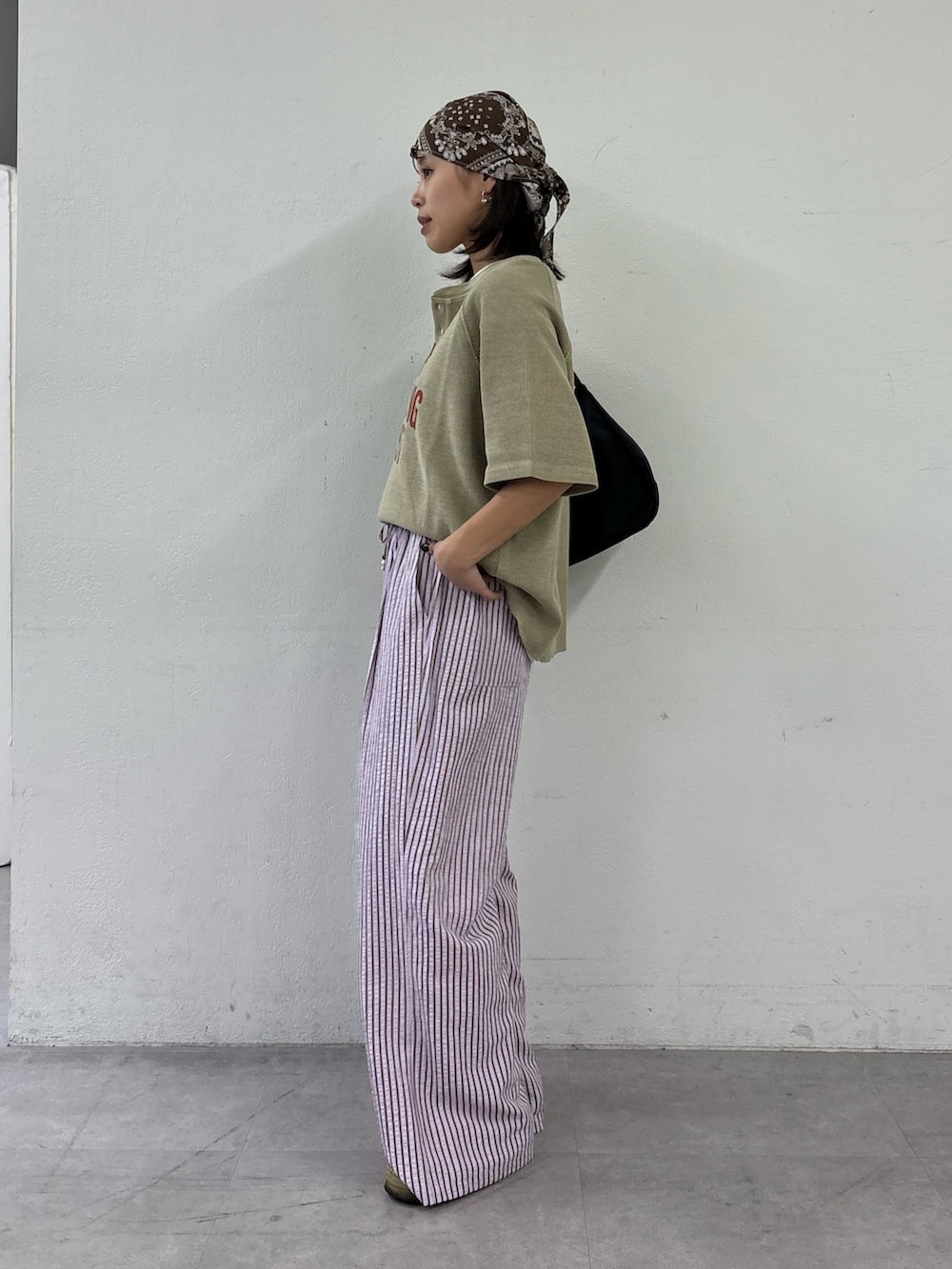 ベージュ系のTシャツ/カットソー、ピンク系のその他パンツ、ブラック系のショルダーバッグを着用したレディースの春コーディネートの2枚目の写真