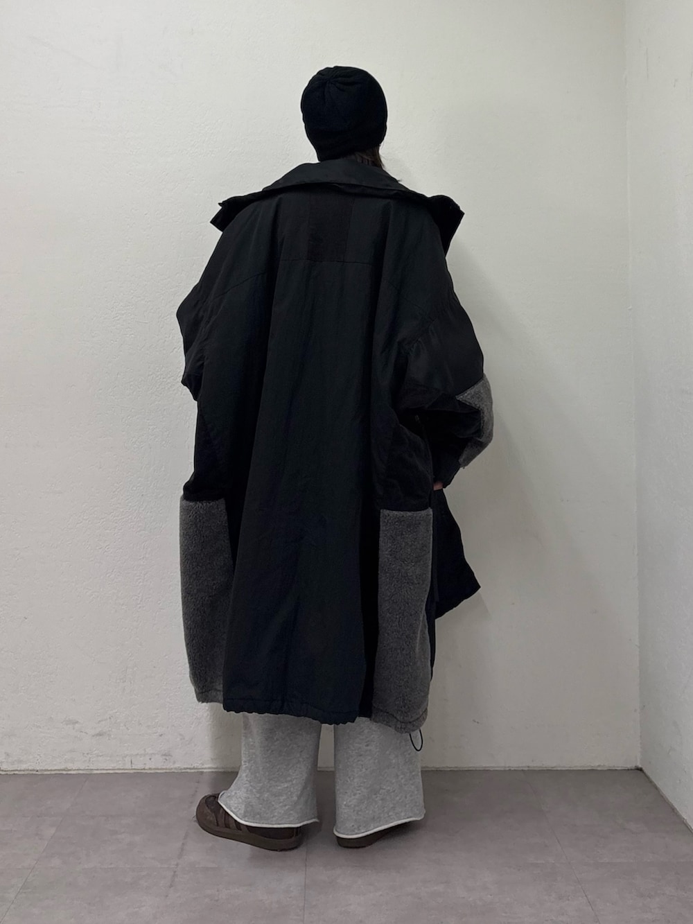 ブラック系のモッズコート、グレー系のスウェットパンツ、グレー系のスウェットを着用したレディースの冬コーディネートの4枚目の写真