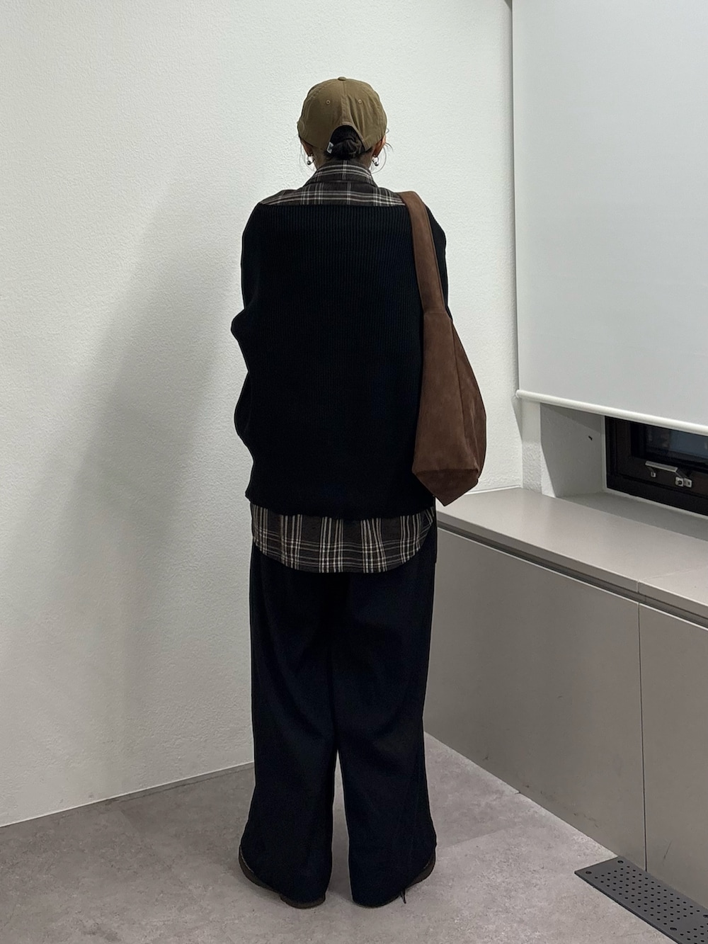 ブラウン系のシャツ/ブラウス、ブラック系のデニムパンツ、ブラウン系のトートバッグを着用したレディースの秋コーディネートの3枚目の写真