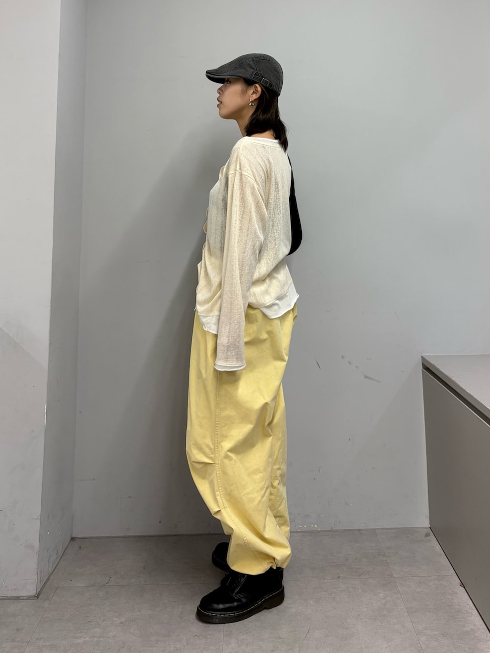 イエロー系のTシャツ/カットソー、イエロー系のその他パンツ、ブラック系のショルダーバッグを着用したレディースの春コーディネートの3枚目の写真