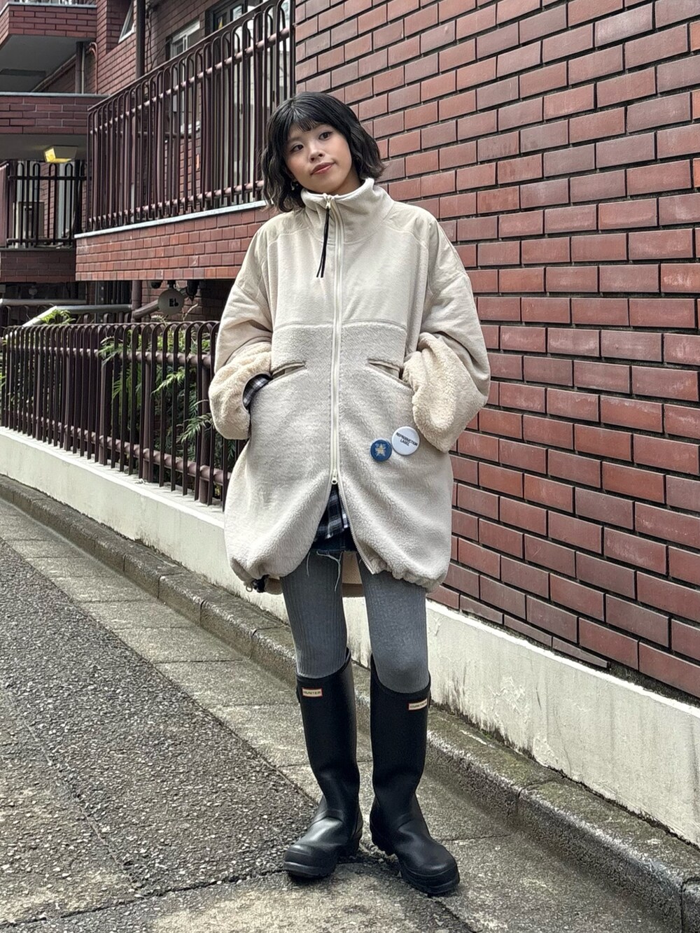 ホワイト系のブルゾン、ブラウン系のTシャツ/カットソーを着用したレディースの秋コーディネートの4枚目の写真