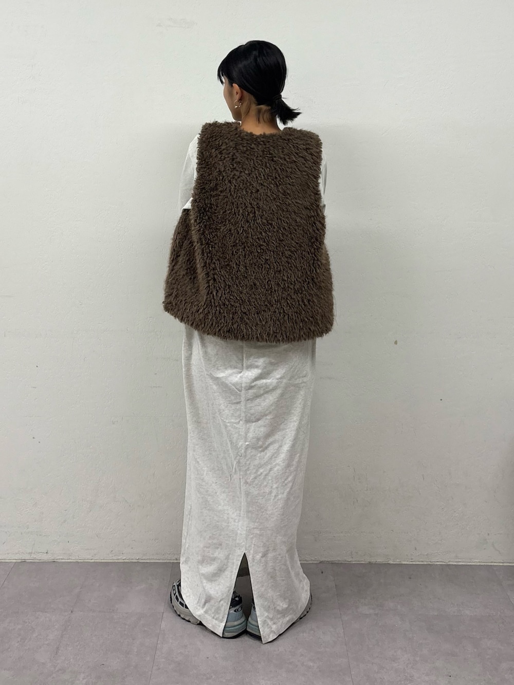 グレー系のワンピースを着用したレディースの秋コーディネートの3枚目の写真