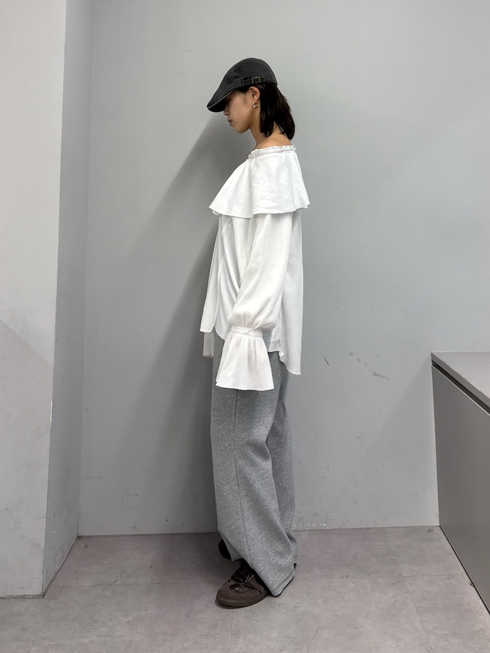 ホワイト系のTシャツ/カットソー、グレー系のその他パンツ、グレー系のショルダーバッグを着用したレディースの春コーディネートの2枚目の写真