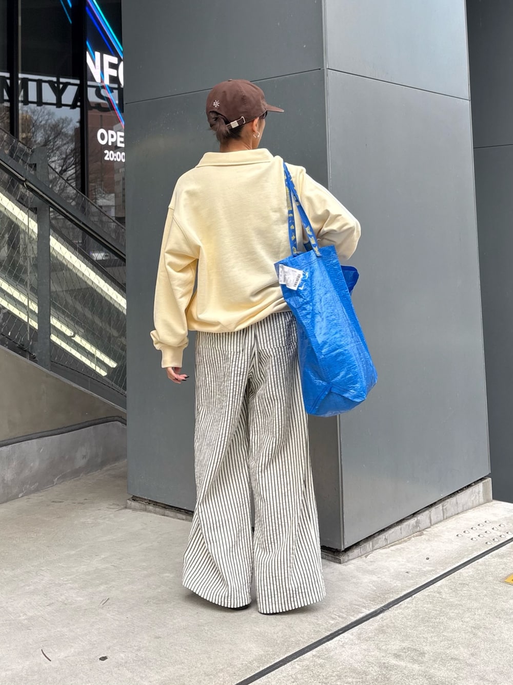 イエロー系のスウェット、ホワイト系のその他パンツを着用したレディースの春コーディネートの3枚目の写真