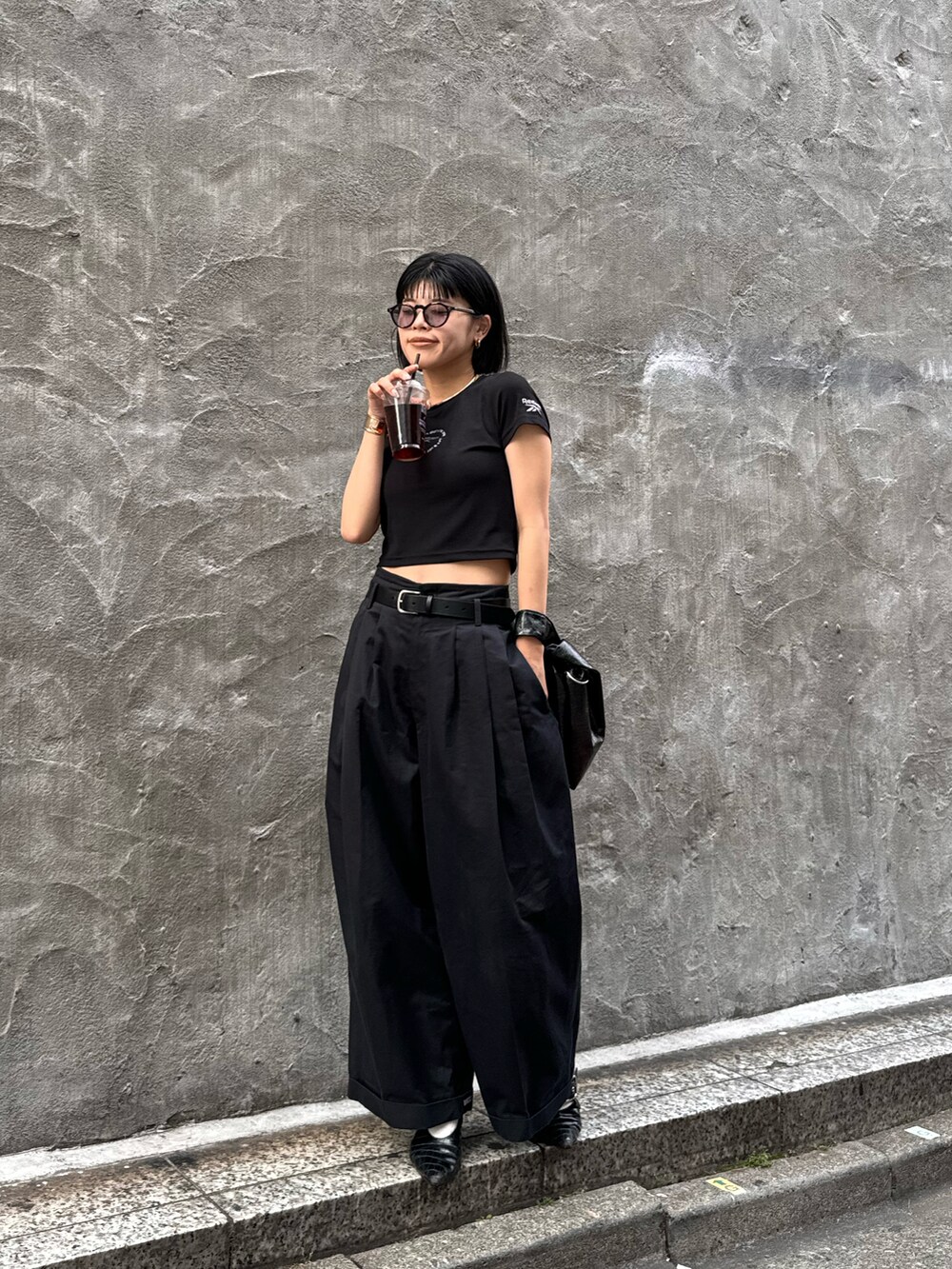 ブラック系のTシャツ/カットソー、シルバー系のトートバッグを着用したレディースの春コーディネートの2枚目の写真