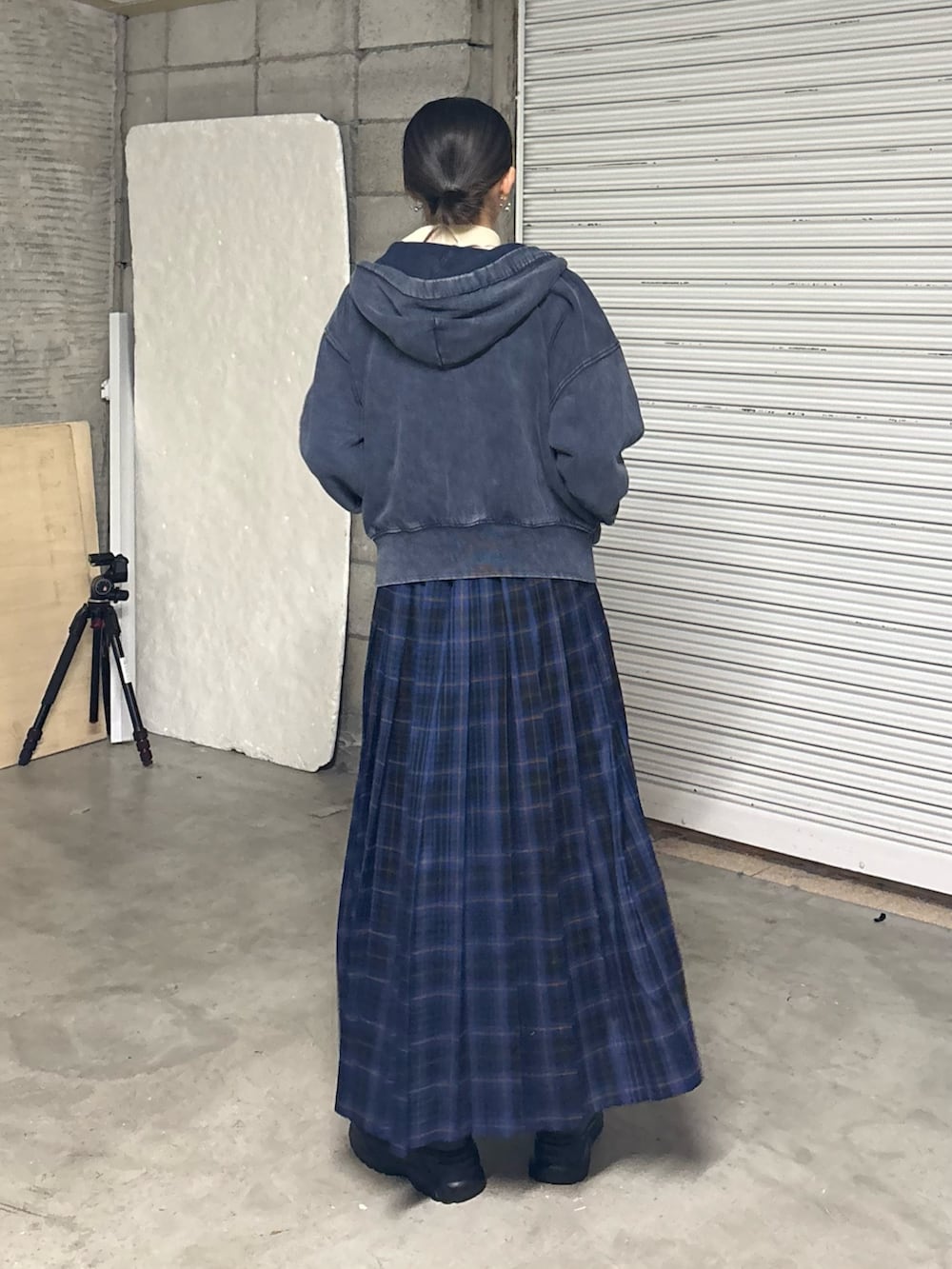 ブルー系のスカート、ブルー系のパーカー、ホワイト系のニット/セーターを着用したレディースの冬コーディネートの3枚目の写真