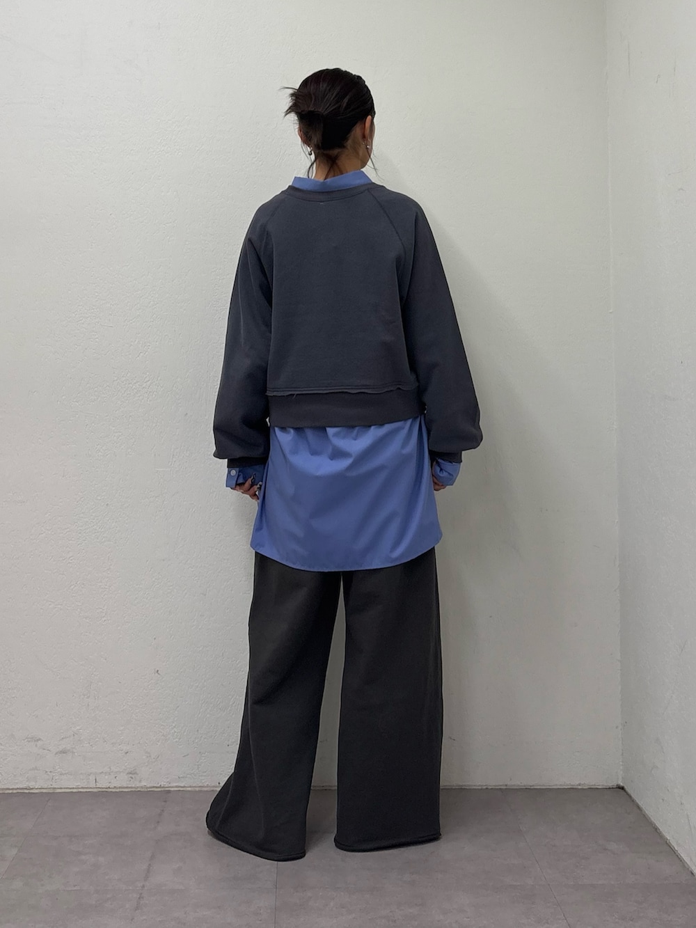 グレー系のスウェット、ブルー系のシャツ/ブラウス、グレー系のスウェットパンツを着用したレディースの冬コーディネートの2枚目の写真