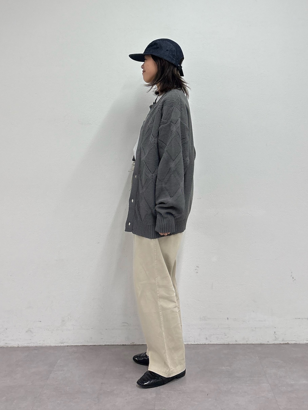 グレー系のカーディガン/ボレロ、グレー系のTシャツ/カットソー、ホワイト系のチノパンツを着用したレディースの春コーディネートの3枚目の写真