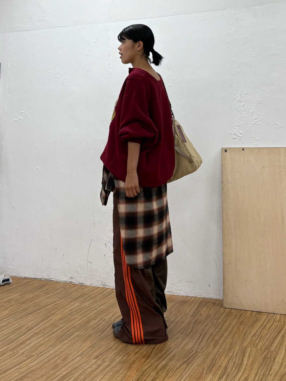 レッド系のスウェット、ブラウン系のシャツ/ブラウス、ブラウン系のスウェットパンツを着用したレディースの夏コーディネートの3枚目の写真