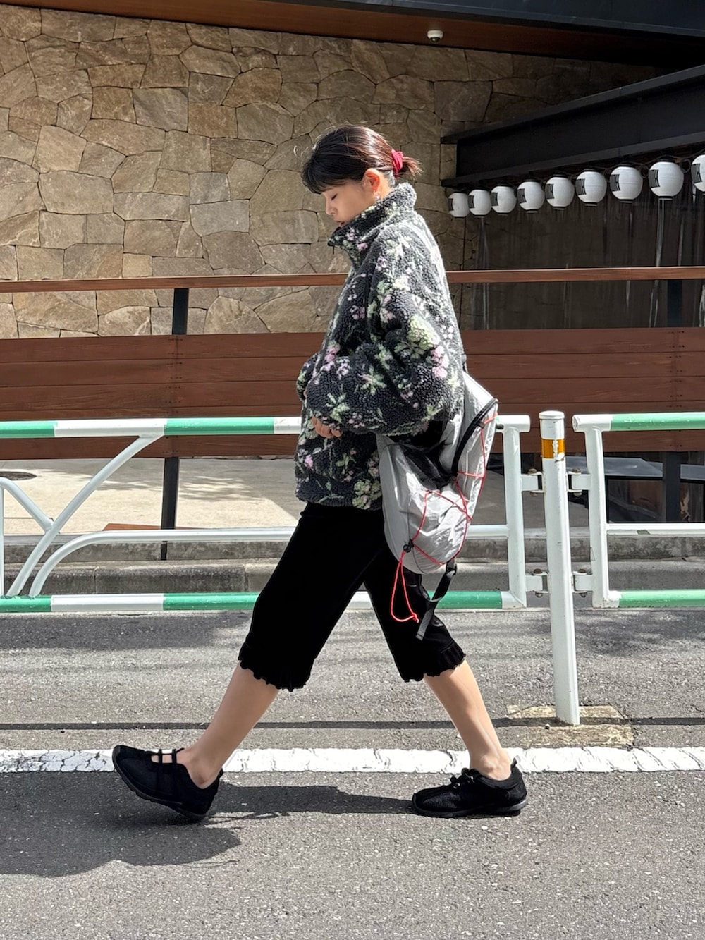 ブラック系のブルゾン、ブラック系のスニーカー、ブラック系のその他パンツを着用したレディースの秋コーディネートの2枚目の写真